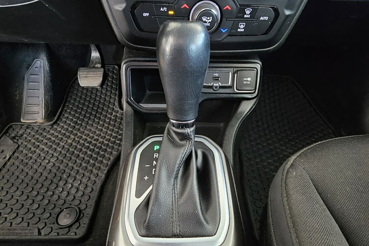 Jeep Renegade aktywny tempomat, czytanie znaków, grzane fotele i kierownica zdjęcie 33