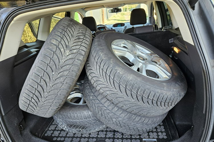 Ford Kuga Climatronic / Asystent parkowania / Podgrzewane fotele / 6 biegów, itd zdjęcie 17