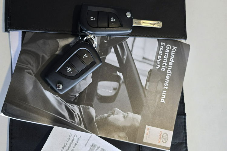 Toyota Aygo X Książka serwisowa + 2 klucze zdjęcie 23