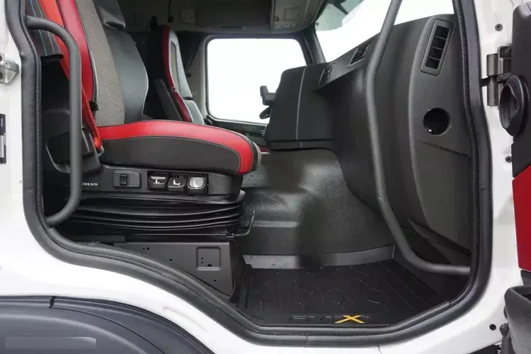 Volvo FMX / 500 / EURO 6 / ACC / GLBETROTTER / MAŁY PRZEBIEG zdjęcie 39