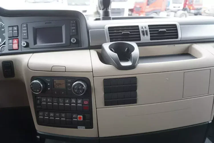 MAN TGS 35.420 8x2 / rama 6.57 m / 3 osie skrętne / 18 t ładowności zdjęcie 21