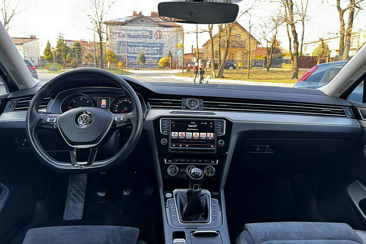 Volkswagen Passat Highline LED Aktywny Tempomat Kamera Gwarancja zdjęcie 13
