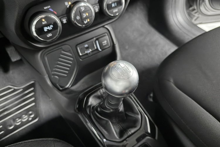 Jeep Renegade 1.6 110KM BROOKLYN Special Edition Blac Navi GPS Klimatronic KeyLessGo zdjęcie 23