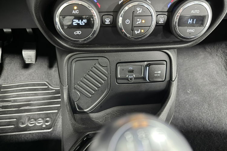 Jeep Renegade 1.6 110KM BROOKLYN Special Edition Blac Navi GPS Klimatronic KeyLessGo zdjęcie 24