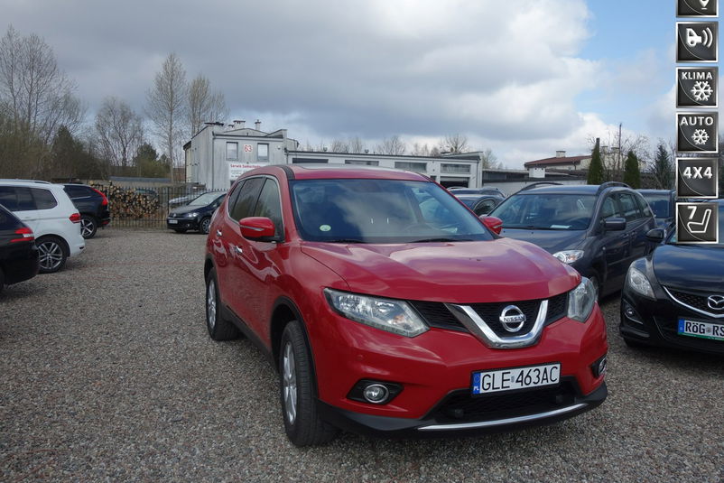 samochód osobowy Nissan zdjęcie 1