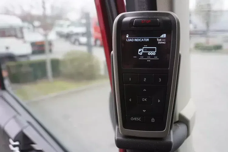 Volvo FH16 750 / rama 8 m / 750 KM / 2021 / zabudowa z kłonicami zdjęcie 14