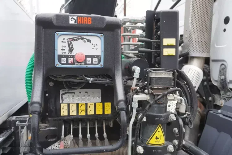 Mercedes Antos 2536 / 100 000 km / HDS 3.9 t HIAB XS 111 / wywrotka 2-stronna / oś skrętna zdjęcie 18