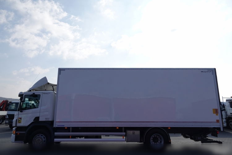 Scania P 450 / 4x2 / IZOTERMA  / NIISKI PRZEBIEG 96 tys. km  / WINDA ZAŁADOWCZA / OPONY 100%  zdjęcie 14