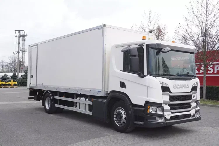 Scania P250 17 EPAL / 19t / 50 tys.km / kab. sypialna / winda Dhollandia 2t zdjęcie 6