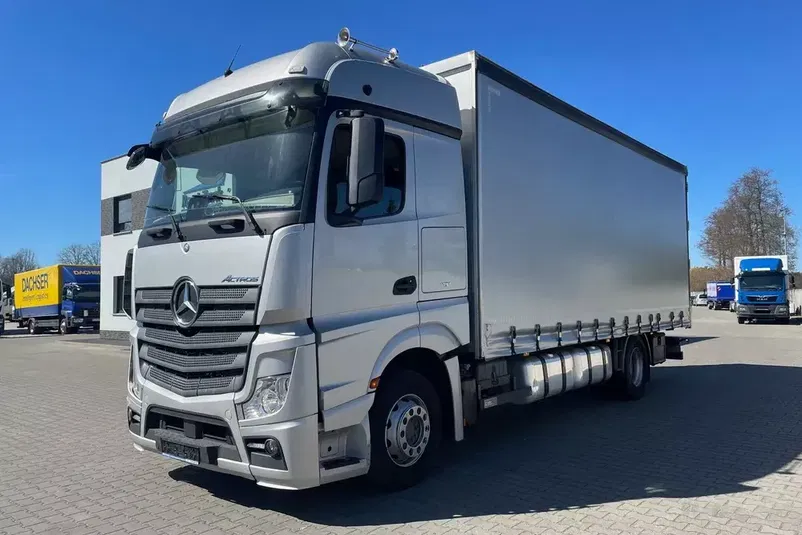 samochód ciężarowy Mercedes zdjęcie 1
