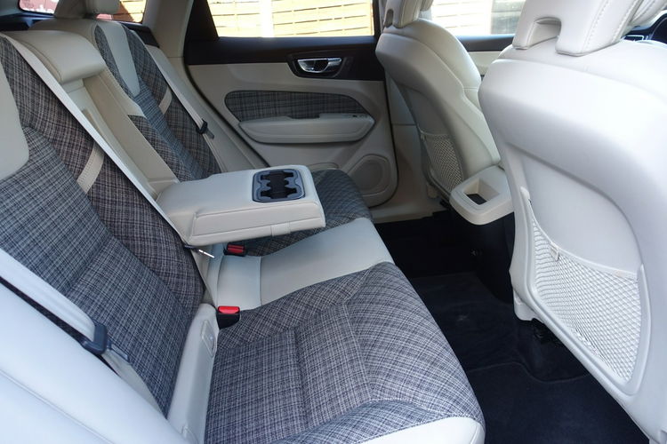 Volvo XC 60 Rezerwacja Rezerwacja Rezerwacja zdjęcie 16