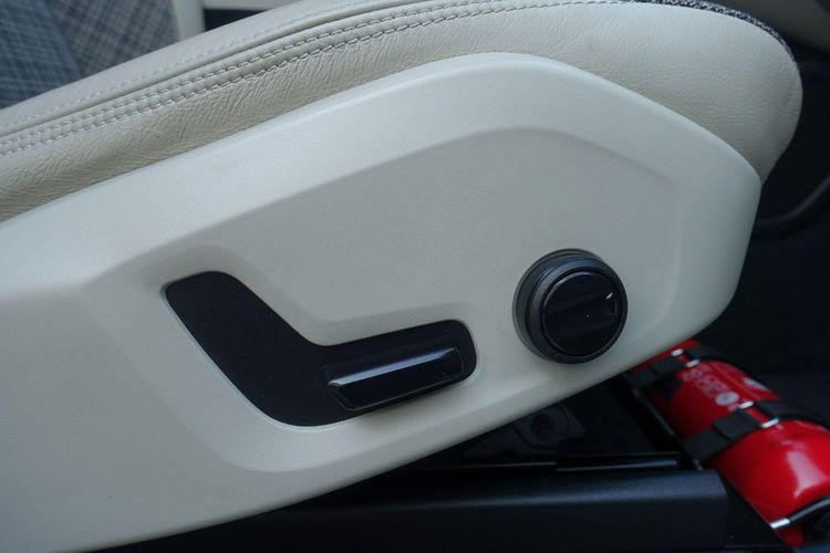 Volvo XC 60 Rezerwacja Rezerwacja Rezerwacja zdjęcie 17