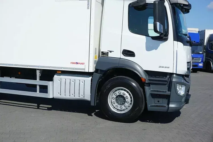 Mercedes ANTOS / 2535 / EURO 6 / CHŁODNIA + WINDA / 23 PALETY / OŚ SKRĘTNA zdjęcie 17