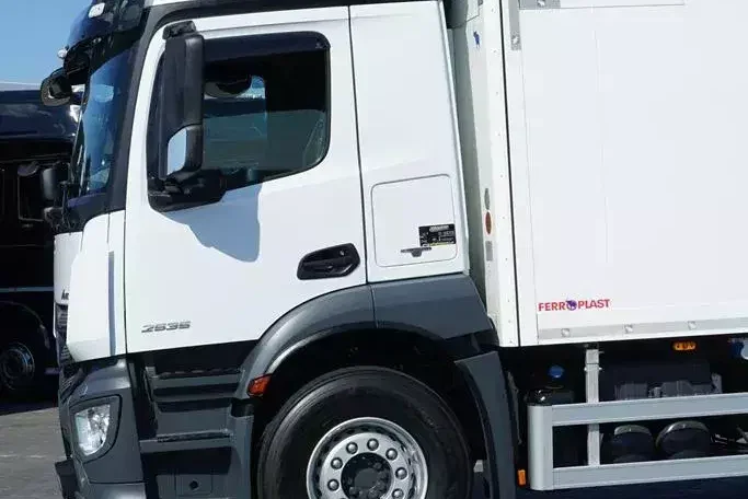 Mercedes ANTOS / 2535 / EURO 6 / CHŁODNIA + WINDA / 23 PALETY / OŚ SKRĘTNA zdjęcie 24