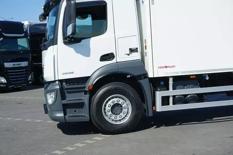 Mercedes ANTOS / 2535 / EURO 6 / CHŁODNIA + WINDA / 23 PALETY / OŚ SKRĘTNA zdjęcie 25