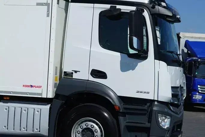 Mercedes ANTOS / 2535 / EURO 6 / CHŁODNIA + WINDA / 23 PALETY / OŚ SKRĘTNA zdjęcie 30
