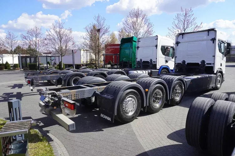 Scania R650 V8 / 650 KM / Rama 8.8 m / 4. oś skrętna zdjęcie 5