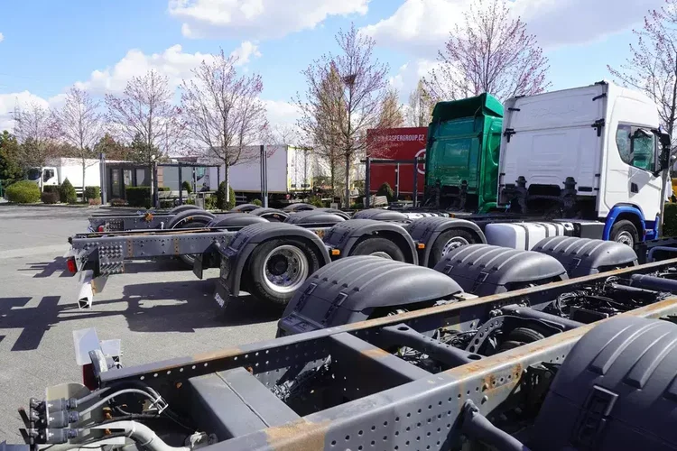 Scania R650 V8 / 650 KM / Rama 8.8 m / 4. oś skrętna zdjęcie 7