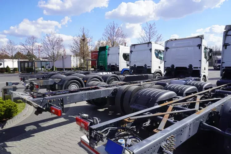 Scania R650 V8 / 650 KM / Rama 8.8 m / 4. oś skrętna zdjęcie 8