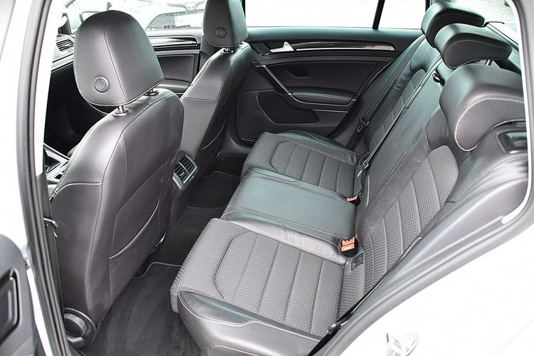Volkswagen Golf 1.6TDI 110KM Kamera Pół-Skóra Navi Gwarancja zdjęcie 10