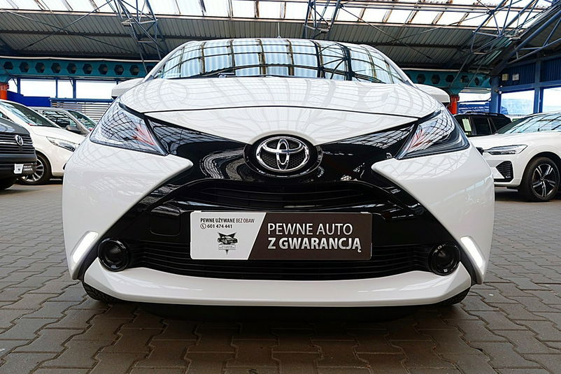 samochód osobowy Toyota zdjęcie 1
