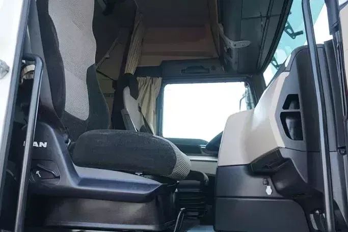 MAN TGX / 26.500 / E 6 / 6 X 2 / SKRZYNIOWY + HDS / HIAB 192 ES – 3 / OŚ SKRETNA zdjęcie 8