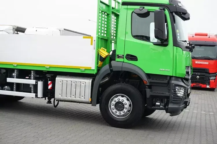 Mercedes AROCS / 3240 / 8 X 4 / TRIDEM / SKRZYNIOWY + HDS / HIAB 262 E – 7 / WYS. 19 M zdjęcie 18