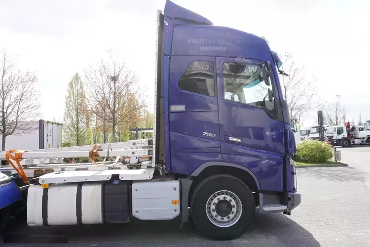Volvo FH16 750 8x4 / 750 KM / 20 t ładowności / zabudowa z kłonicami zdjęcie 15