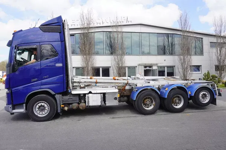 Volvo FH16 750 8x4 / 750 KM / 20 t ładowności / zabudowa z kłonicami zdjęcie 4