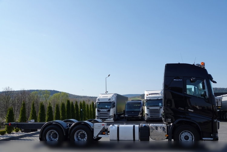 Volvo FH 16 / 750 KM / 6X4 / RAMA DŁ. 8 M / 373 TYS. KM  / DO ZABUDOWY zdjęcie 9