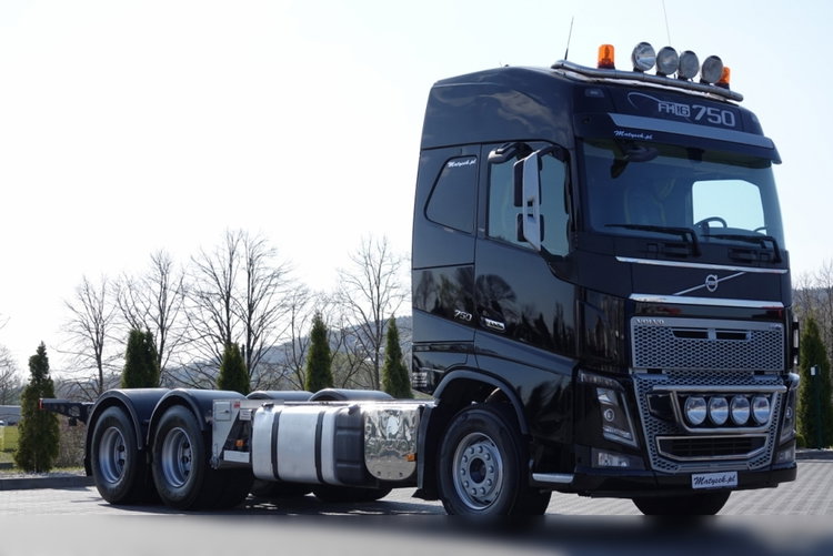 Volvo FH 16 / 750 KM / 6X4 / RAMA DŁ. 8 M / 373 TYS. KM  / DO ZABUDOWY zdjęcie 11
