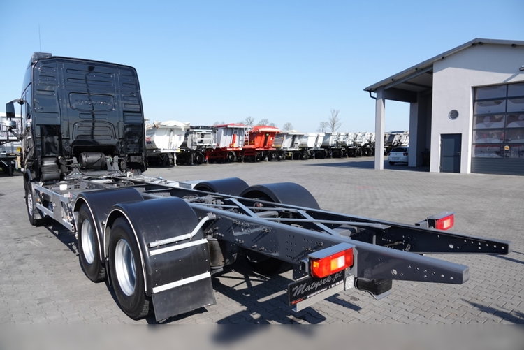 Volvo FH 16 / 750 KM / 6X4 / RAMA DŁ. 8 M / 373 TYS. KM  / DO ZABUDOWY zdjęcie 18