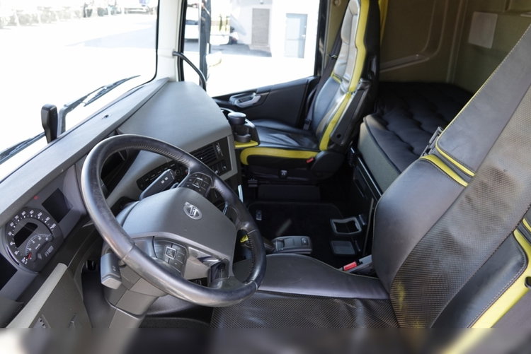 Volvo FH 16 / 750 KM / 6X4 / RAMA DŁ. 8 M / 373 TYS. KM  / DO ZABUDOWY zdjęcie 33
