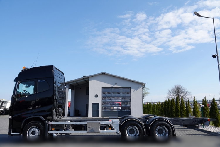 Volvo FH 16 / 750 KM / 6X4 / RAMA DŁ. 8 M / 373 TYS. KM  / DO ZABUDOWY zdjęcie 5