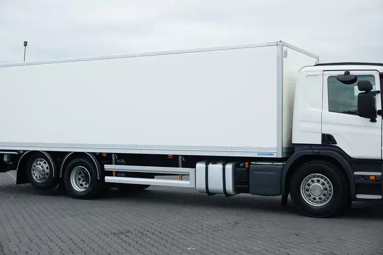 Scania P 320 / EURO 6 / KONTENER + WINDA / 22 PALETY / OŚ SKRĘTNA zdjęcie 16