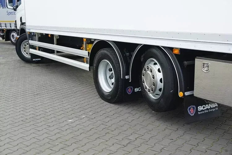 Scania P 320 / EURO 6 / KONTENER + WINDA / 22 PALETY / OŚ SKRĘTNA zdjęcie 19