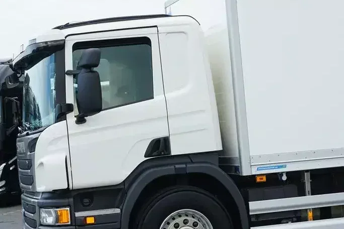 Scania P 320 / EURO 6 / KONTENER + WINDA / 22 PALETY / OŚ SKRĘTNA zdjęcie 24