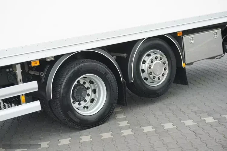 Scania P 320 / EURO 6 / KONTENER + WINDA / 22 PALETY / OŚ SKRĘTNA zdjęcie 26