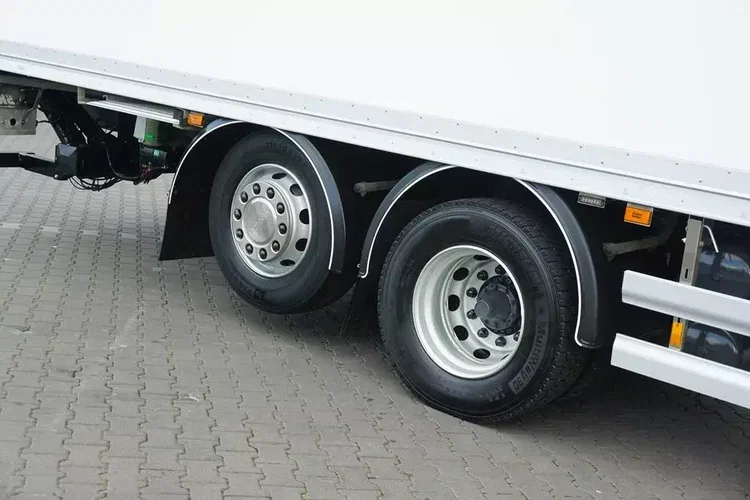 Scania P 320 / EURO 6 / KONTENER + WINDA / 22 PALETY / OŚ SKRĘTNA zdjęcie 31