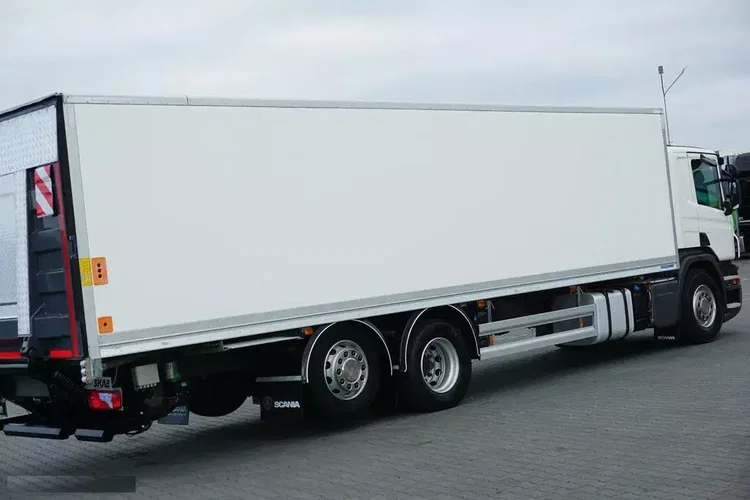 Scania P 320 / EURO 6 / KONTENER + WINDA / 22 PALETY / OŚ SKRĘTNA zdjęcie 33