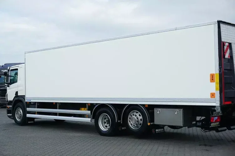 Scania P 320 / EURO 6 / KONTENER + WINDA / 22 PALETY / OŚ SKRĘTNA zdjęcie 36