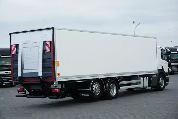 Scania P 320 / EURO 6 / KONTENER + WINDA / 22 PALETY / OŚ SKRĘTNA zdjęcie 5