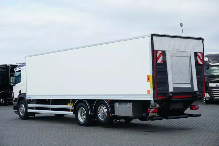 Scania P 320 / EURO 6 / KONTENER + WINDA / 22 PALETY / OŚ SKRĘTNA zdjęcie 6