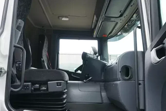 Scania P 320 / EURO 6 / KONTENER + WINDA / 22 PALETY / OŚ SKRĘTNA zdjęcie 8