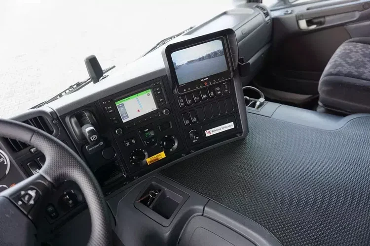 Scania P 320 / EURO 6 / KONTENER + WINDA / 22 PALETY / OŚ SKRĘTNA zdjęcie 9