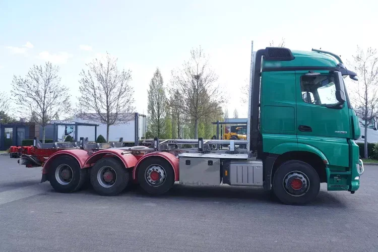 Mercedes Actros 3563 8×4 / 630 KM / oś skrętna / Zabudowa z kłonicami zdjęcie 9