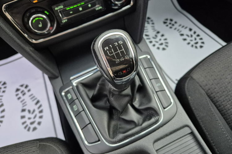 Superb Skoda Superb Combi 2.0 TDI 4x4 Elegance zdjęcie 29