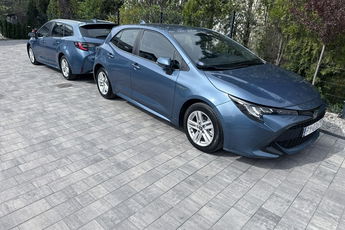 Toyota Corolla Hybryda niski przebieg oryginalny lakier