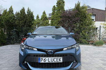 Toyota Corolla Hybryda niski przebieg oryginalny lakier