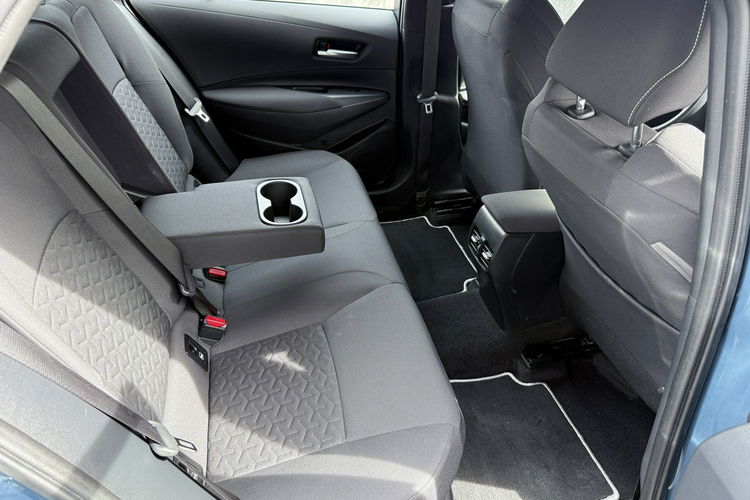 Toyota Corolla Hybryda niski przebieg oryginalny lakier zdjęcie 10